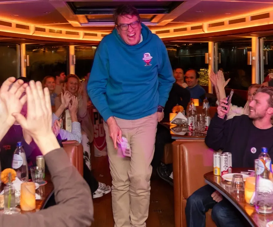 Deelnemer wordt toegejuicht tijdens een boot-event